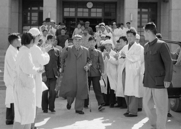 1965年3月，全国人大常委会委员长朱德视察生物所
