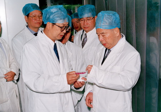 2000年6月，中共中央政治局常委、中央书记处书记尉健行视察生物所